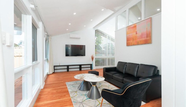 Cozy Retreat-4 Queen Bed, 3TV, Full Kitchen, Cot, Pets allowed-Fully Fenced, FreeWifi