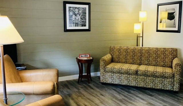 Cozy retreat across the street from Shawano lake.