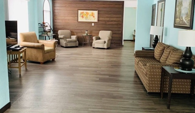 Cozy retreat across the street from Shawano lake