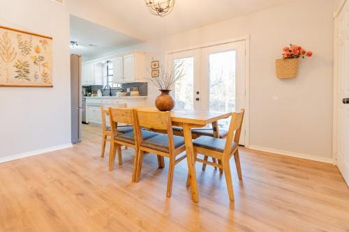 Cozy retreat and views near campus with gourmet kitchen