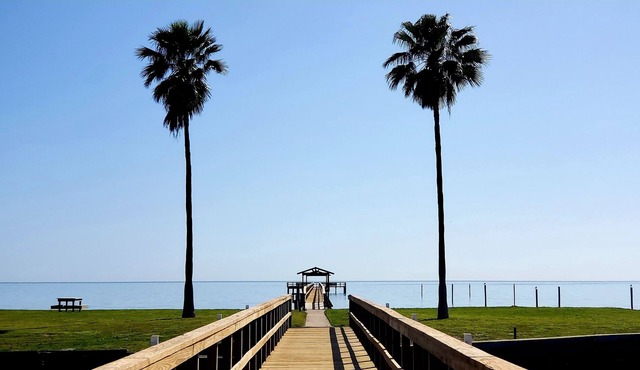 Cozy Retreat by the Bay!