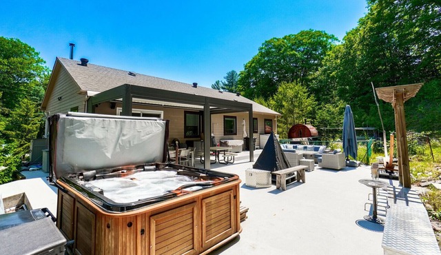Cozy retreat cottage, Hot Tub,Outdoor Sauna,Fire Pit, 3minute walk private beach
