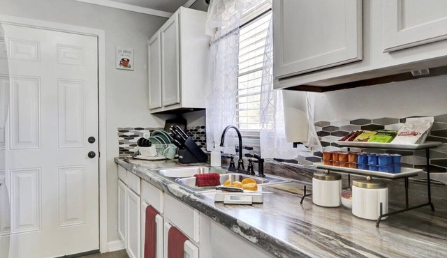 Cozy Retreat: EV Charger, Fire Pit, Large Yard, Outdoor Movie Projector