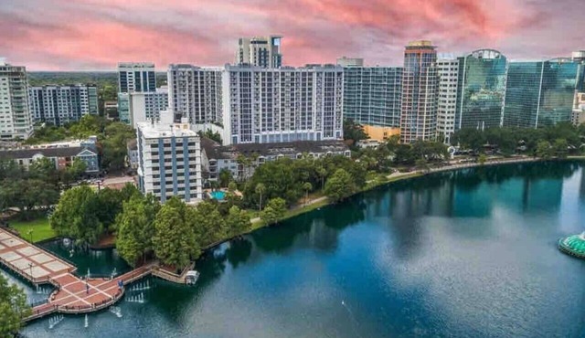 Cozy retreat getaway! Family-sized | By Lake Eola