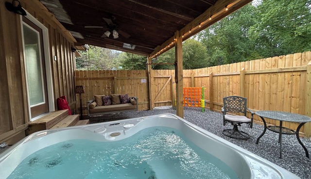 Cozy Retreat Hot Tub Close to Town, Deep Creek, and National Park Entrance.