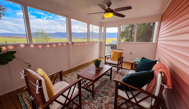 Cozy Retreat - Hot tub + Mountain Views + Pets