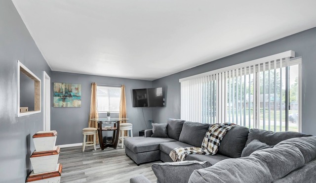 Cozy Retreat in Cincinnati by RedAwning