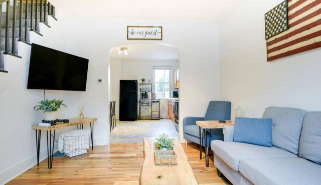 Cozy Retreat in Downtown Lancaster with Backyard Patio