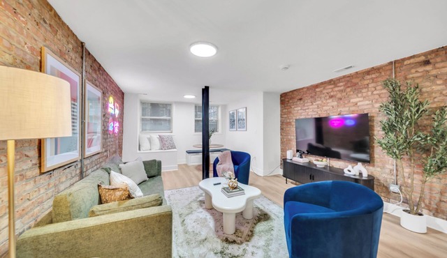 Cozy Retreat in Hyde Park with In Unit Laundry