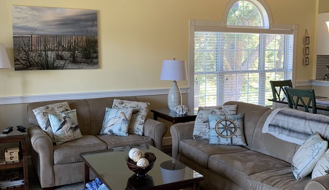 Cozy Retreat in Myrtle Beach: On-Site Golf and Pools! Only 1 mile to Beach!