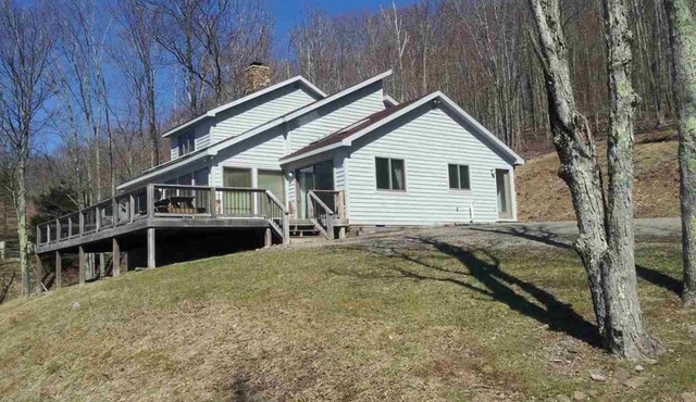 Cozy retreat in Old Timberline close to great hiking and skiing. Pet Friendly!