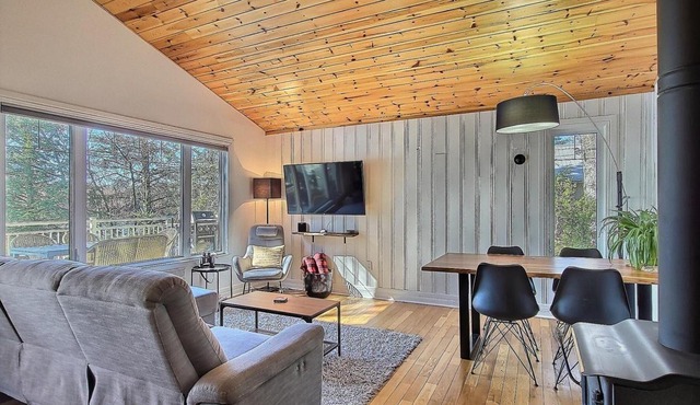 Cozy retreat in Orford on beautiful Bowker lake