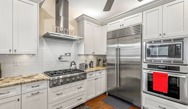 Cozy retreat in Spring Hill, 3 beds, 3 baths w/heated Pool and Hot Tub