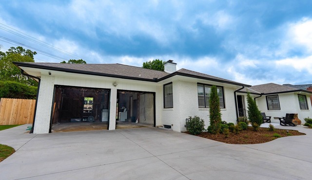 Cozy Retreat in the heart of Tulsa. Fully handicap shower!