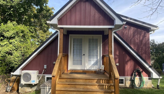 Cozy retreat in the heart of wine country, 5 minutes from the Appalachian trail!