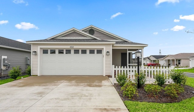 Cozy Retreat in The Villages: Fully Furnished 2/2 Villa!