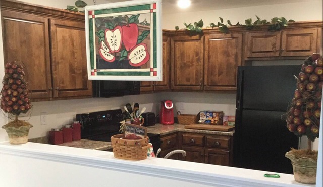 Cozy Retreat King Bed & Kitchen Near Lee