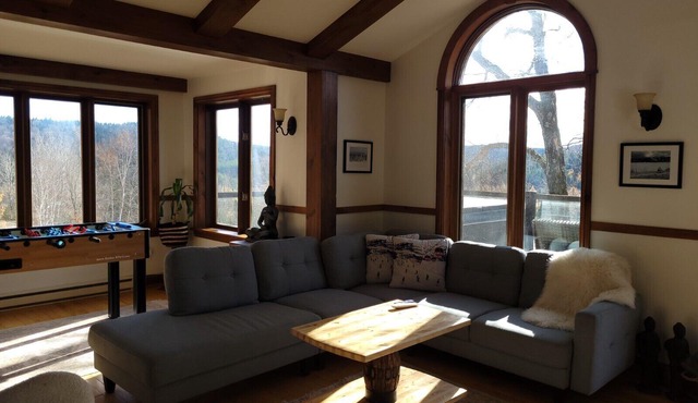 Cozy retreat, lake and mountain views, hot tub, king bed, Golf Club amenities