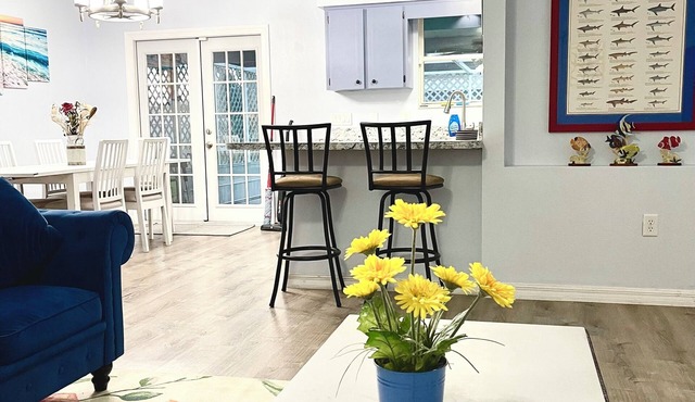 Cozy retreat located minutes from beaches, shops and SpaceX.