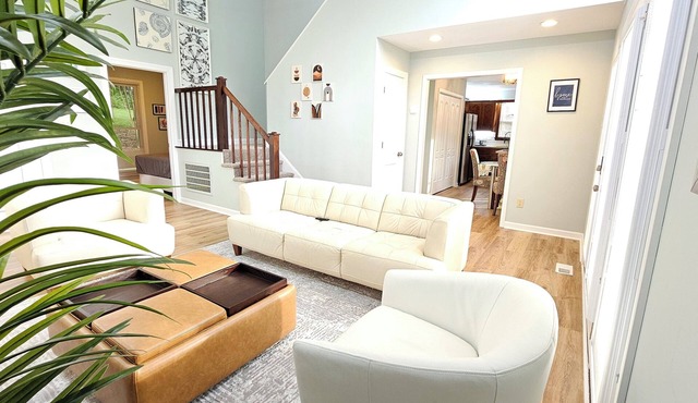 Cozy retreat minute away to mountain escape!w/Fireplace