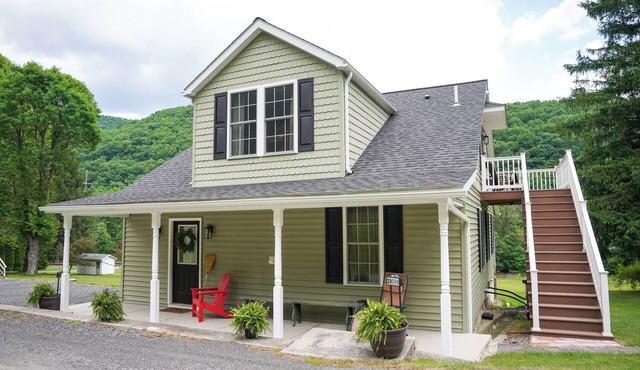 Cozy Retreat, Mountain & River Views, 10 Acres, & Train Service to Jim Thorpe