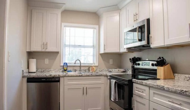 Cozy Retreat Near Airport & Downtown