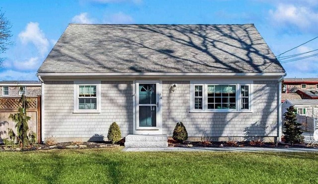 Cozy retreat near beaches with washer/dryer, AC, games, patio & yard