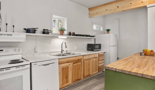 Cozy retreat near Sandpoint, Idaho. Close to Downtown, the lake and skiing.