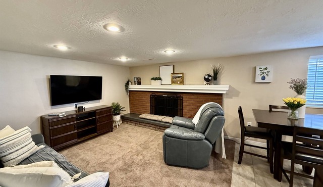 Cozy Retreat Near Ski Resorts, Shops & Downtown