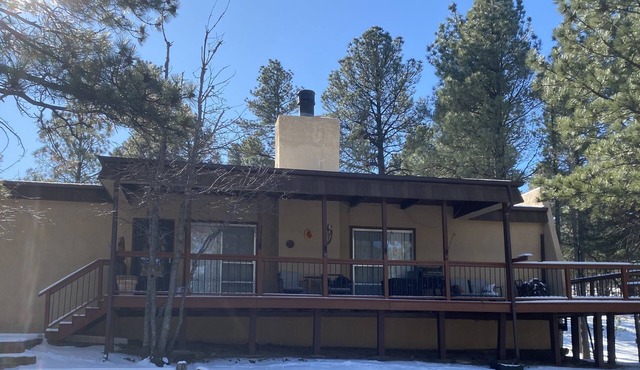 Cozy retreat nestled in the pines, close to outdoor activities, Spencer Theater!