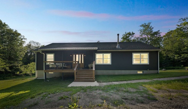 Cozy retreat on 5 acres with firepit, great hiking/fishing, and cute Main Street