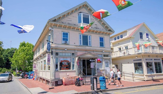 Cozy Retreat on Commercial Street for 2!