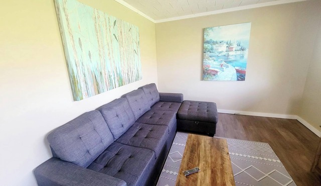 Cozy Retreat on route to Mont-Tremblant! Fronting Riviere Rouge! (Pet-Friendly)