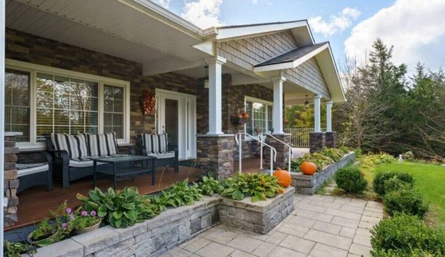 Cozy Retreat On The Eastside Estate (10 Guest)