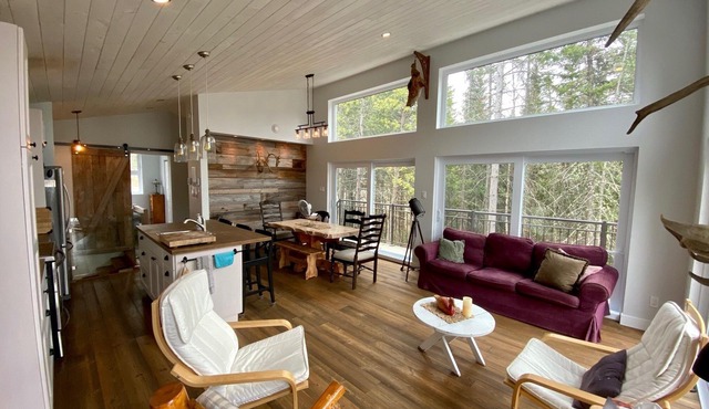 Cozy retreat on the lake.