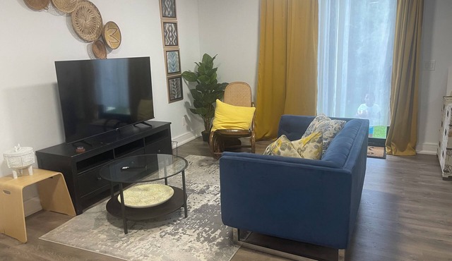 Cozy retreat! Perfect for two. Relax & unwind in this charming space.