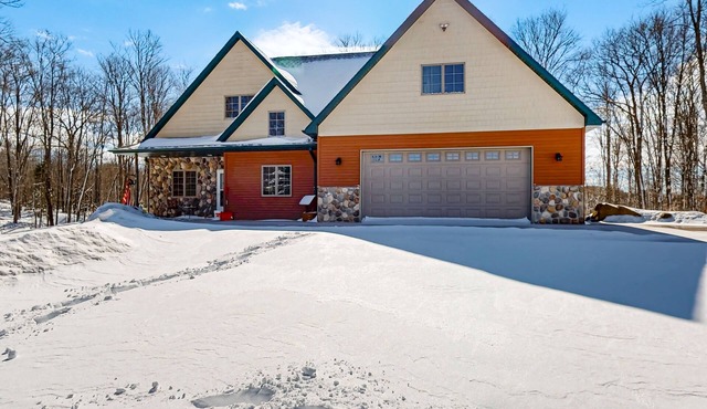 Cozy Retreat, perfect for outdoor enthusiasts, near lakes, trails & downtown