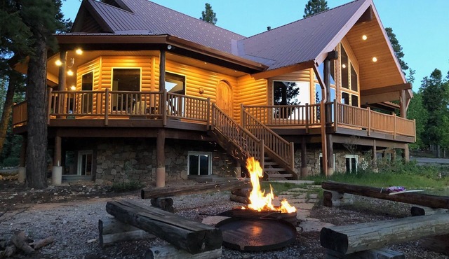 Cozy Retreat Close to Village, National Forest trails and many National Parks.