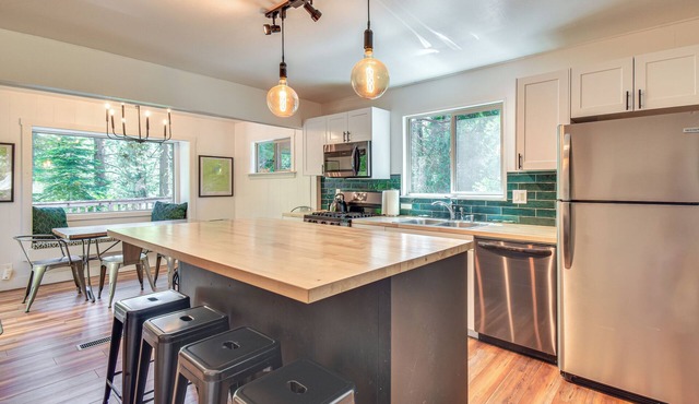 Cozy Retreat w/Deck ~ 2 Mi to Pinecrest Lake!