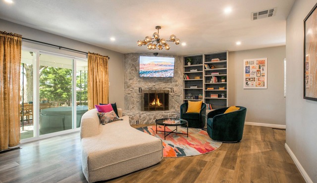 Cozy Retreat w Hot Tub, Fireplace, King Bd, Games, BBQ, Near I-40+Sandia+Airport