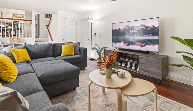 Cozy Retreat w/Fireplace, Big Yard & Kitchen - 10 min to GotG and USAF!