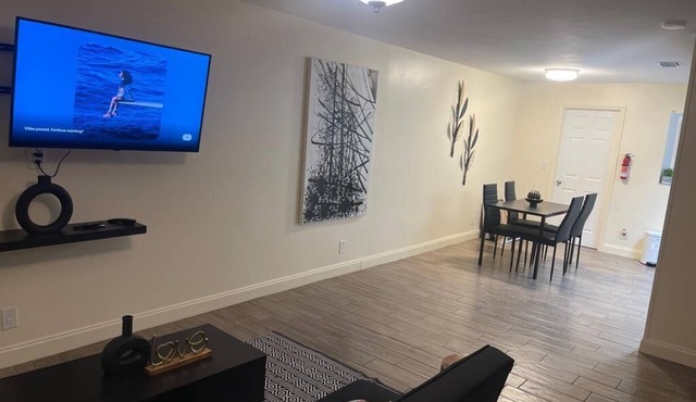 Cozy, retreat w/outdoor bar. 10 mins from the beach. 12 mins from downtown