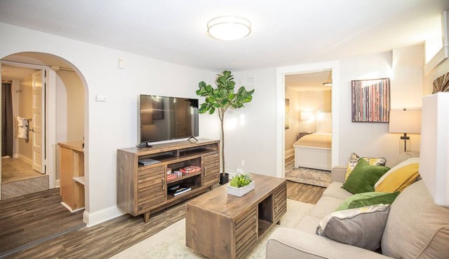 Cozy Retreat | Walk to UNC | FREE Cruiser Bikes