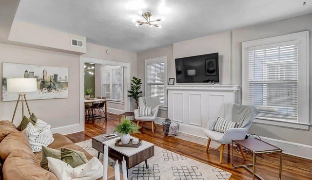 Cozy Retreat - Walkable to Bars & Restaurants!