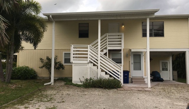 Cozy retreat walking distance to restaurants and attractions. Pet friendly.