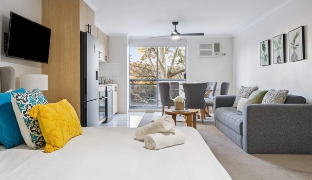 Cozy Retreat with Balcony in Crows Nest