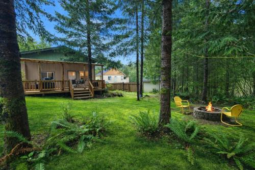 Cozy Retreat with Fire Pit, Deck, BBQ, Right Off I-5