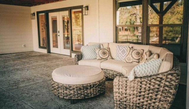 Cozy retreat with riverfront views!