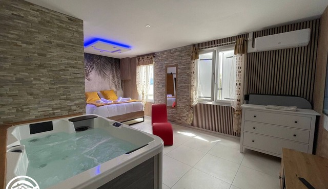 Cozy Retreat with Spa, A/C, and Enclosed Garden Near Noirmoutier