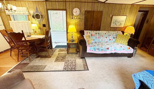 Cozy Retro Lakefront Hideaway